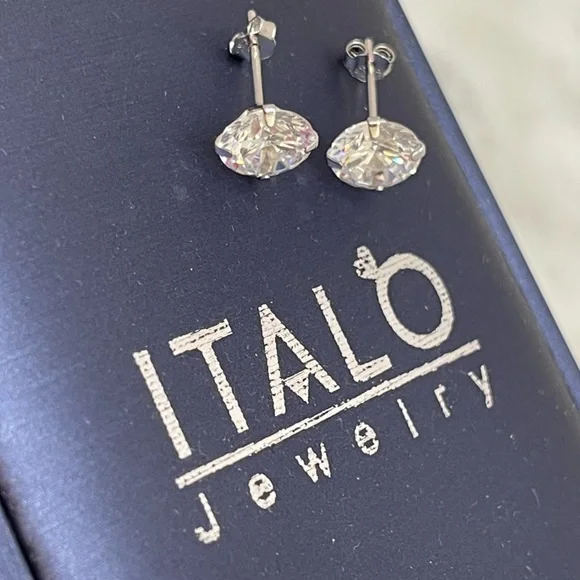 ITALO Jewelry CZ solitaire stud earrings set in 925 silver. - Picture 3 of 5